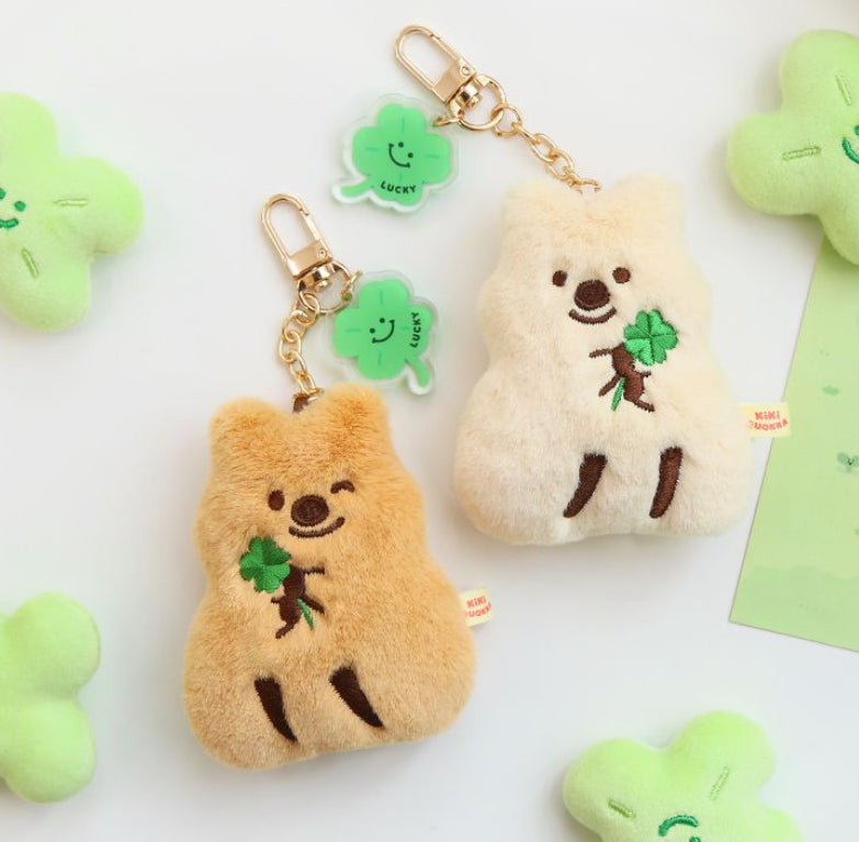 韓國濟州Kiki Quokka手抱幸運四葉草毛公仔掛件匙扣* [預購貨品，下單後14天出貨]