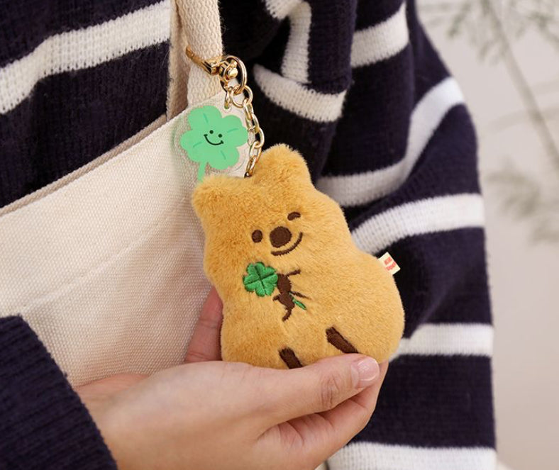 韓國濟州Kiki Quokka手抱幸運四葉草毛公仔掛件匙扣* [預購貨品，下單後14天出貨]