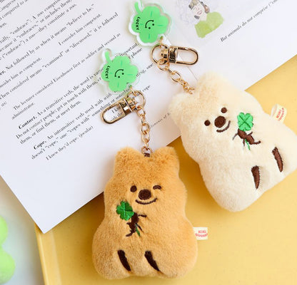 韓國濟州Kiki Quokka手抱幸運四葉草毛公仔掛件匙扣* [預購貨品，下單後14天出貨]