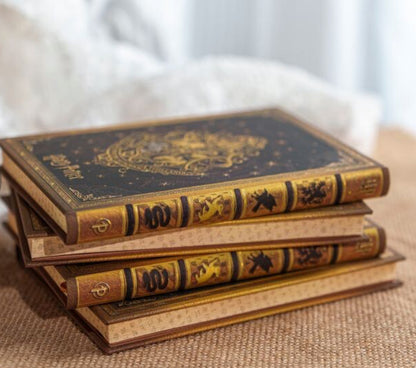 一本也免運費‼️哈利波特The Hogwarts Journal 限量經典熨金筆記本 -￼赫夫柏夫 ( 接受訂購: 兩星期後到貨）