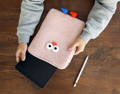 冬季毛毛版 Pom Pom Black Toast Ipad Pouch (預購商品)