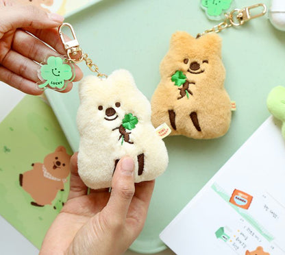 韓國濟州Kiki Quokka手抱幸運四葉草毛公仔掛件匙扣* [預購貨品，下單後14天出貨]