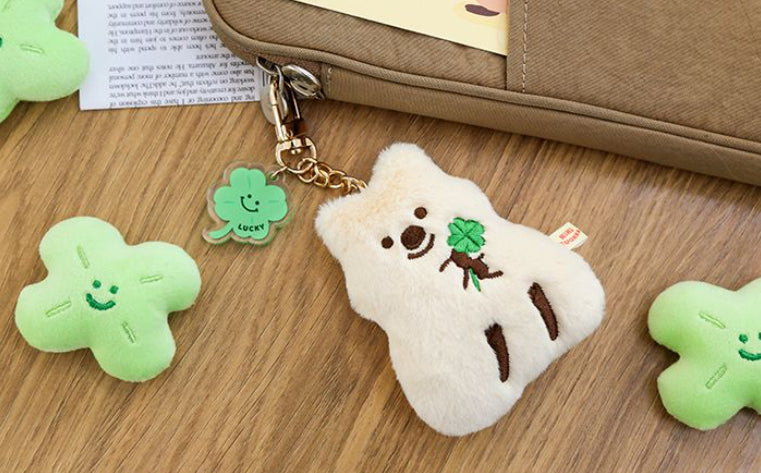 韓國濟州Kiki Quokka手抱幸運四葉草毛公仔掛件匙扣* [預購貨品，下單後14天出貨]