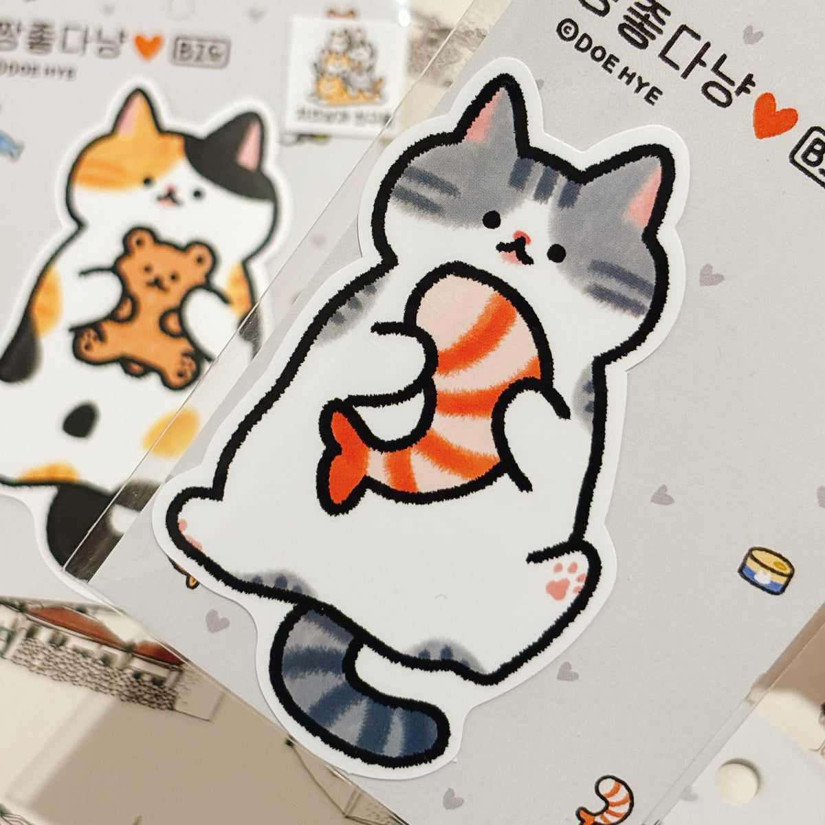 韓國插畫師Doehye大粒貓貼紙 - 抱住蝦仁