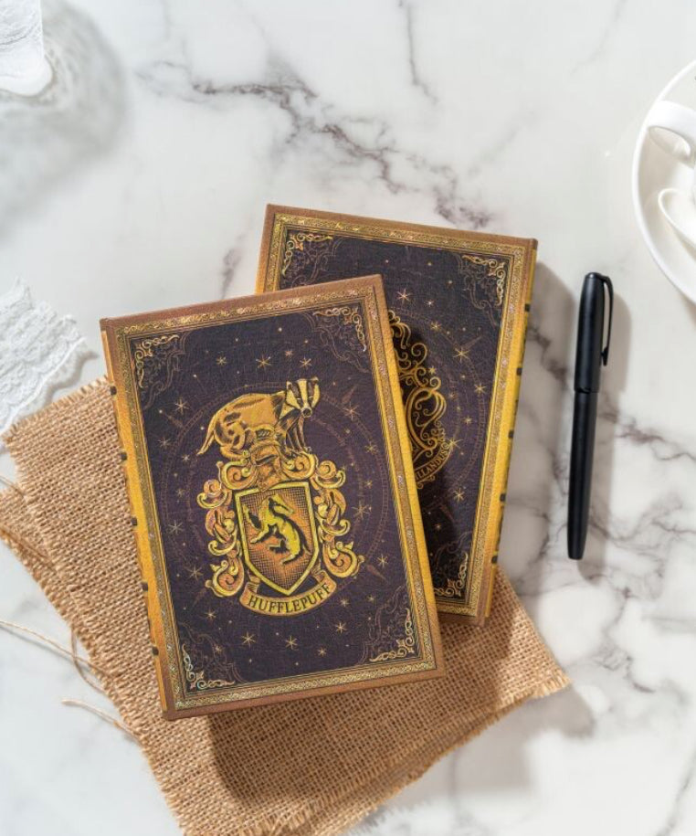 一本也免運費‼️哈利波特The Hogwarts Journal 限量經典熨金筆記本 -￼赫夫柏夫 ( 接受訂購: 兩星期後到貨）